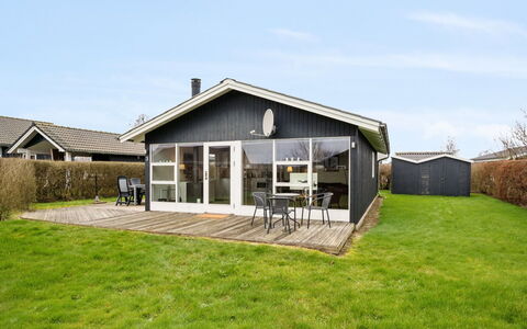 Blesse - 250M from the Sea: Dach, Haus, Zuhause, Hütte, Tür, Abstellgleis, Deck, Veranda, Planke, Hartholz