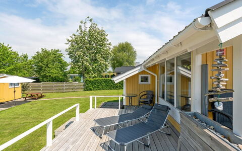 Albantine - 150M from the Sea: Dach, Haus, Zuhause, Hütte, Tür, Abstellgleis, Deck, Veranda, Planke, Hartholz