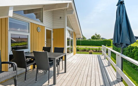 Albantine - 150M from the Sea: Dach, Haus, Zuhause, Hütte, Tür, Abstellgleis, Deck, Veranda, Planke, Hartholz