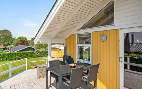 Albantine - 150M from the Sea: Dach, Haus, Zuhause, Hütte, Tür, Abstellgleis, Deck, Veranda, Planke, Hartholz