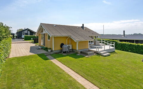 Albantine - 150M from the Sea: Dach, Haus, Zuhause, Hütte, Tür, Abstellgleis, Deck, Veranda, Planke, Hartholz