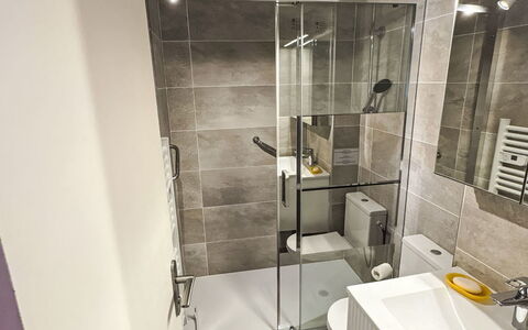 Le Lavandou 130: Flooring, Armatur, Fussboden, Badezimmer, Interior Design, Sinken, Installation, Toilette, Zapfhahn, Bad Sink