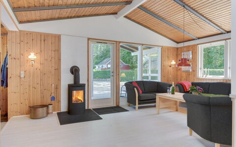 Eriksine - 150M from the Sea: Flooring, Holz, Möbel, Interior Design, Fussboden, Decke, Holzboden, Zuhause, Hartholz, Wohnzimmer