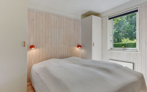Eriksine - 150M from the Sea: Wand, Holz, Flooring, Schlafzimmer, Decke, Interior Design, Fussboden, Bett, Zimmer, Zuhause