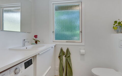 Eriksine - 150M from the Sea: Interior Design, Wand, Flooring, Armatur, Fussboden, Badezimmer, Zuhause, Badezimmerschrank, Zapfhahn, Decke