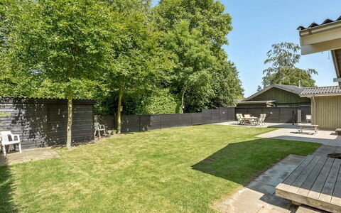 Eriksine - 150M from the Sea: Strauch, Garten, Schatten, Rasen, Zuhause, Ground, Hinterhof, Landscaping, Garten, Walkway