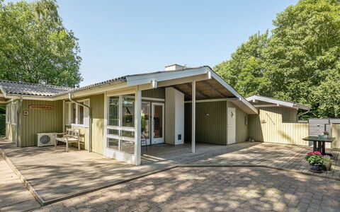 Eriksine - 150M from the Sea: Haus, Dach, Zuhause, Hütte, Strauch, Ground, Estate, Bauernhaus, Abstellgleis, Gartenbauten