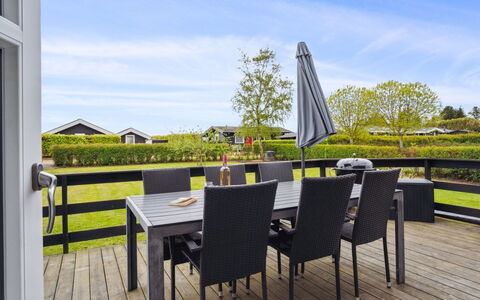 Elvina - 200M from the Sea: Blau, Strauch, Hütte, Ground, Garten, Estate, Schatten, Landscaping, Bauernhaus, Eco Hotel