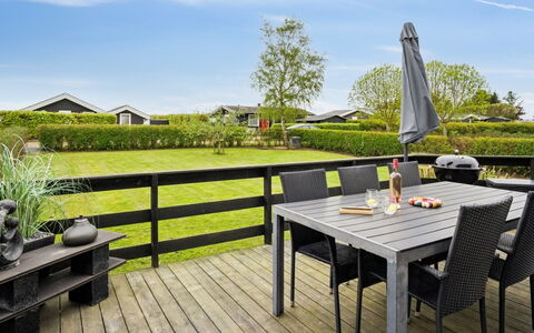 Elvina - 200M from the Sea: Blau, Strauch, Hütte, Ground, Garten, Estate, Schatten, Landscaping, Bauernhaus, Eco Hotel