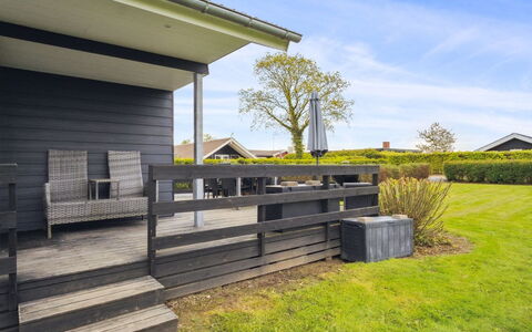 Elvina - 200M from the Sea: Blau, Strauch, Hütte, Ground, Garten, Estate, Schatten, Landscaping, Bauernhaus, Eco Hotel