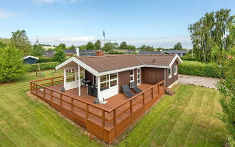 Ellyn - 500M from the Sea: Blau, Strauch, Hütte, Ground, Garten, Estate, Schatten, Landscaping, Bauernhaus, Eco Hotel