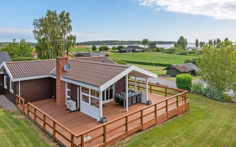 Ellyn - 500M from the Sea: Blau, Strauch, Hütte, Ground, Garten, Estate, Schatten, Landscaping, Bauernhaus, Eco Hotel
