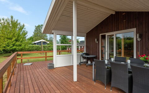 Ellyn - 500M from the Sea: Blau, Strauch, Hütte, Ground, Garten, Estate, Schatten, Landscaping, Bauernhaus, Eco Hotel