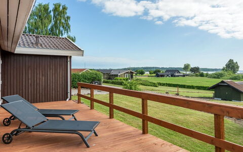 Ellyn - 500M from the Sea: Blau, Strauch, Hütte, Ground, Garten, Estate, Schatten, Landscaping, Bauernhaus, Eco Hotel