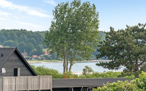 Ellyn - 500M from the Sea: Blau, Strauch, Hütte, Ground, Garten, Estate, Schatten, Landscaping, Bauernhaus, Eco Hotel