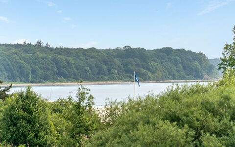 Ellyn - 500M from the Sea: Blau, Strauch, Hütte, Ground, Garten, Estate, Schatten, Landscaping, Bauernhaus, Eco Hotel