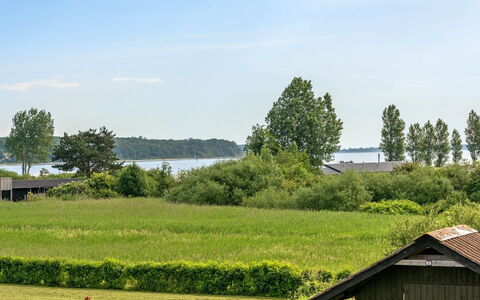 Ellyn - 500M from the Sea: Blau, Strauch, Hütte, Ground, Garten, Estate, Schatten, Landscaping, Bauernhaus, Eco Hotel