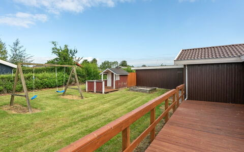 Ellyn - 500M from the Sea: Blau, Strauch, Hütte, Ground, Garten, Estate, Schatten, Landscaping, Bauernhaus, Eco Hotel