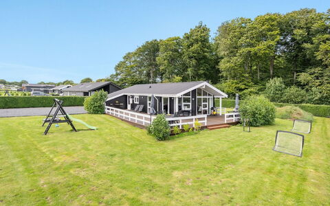Darja - 300M from the Sea: Dach, Haus, Grundstueck, Zuhause, Hütte, Estate, Gartenbauten, Schatten, Blockhaus, Landscaping