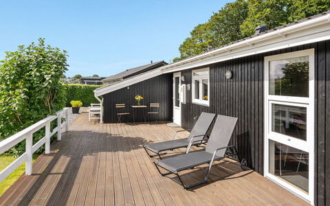 Darja - 300M from the Sea: Dach, Haus, Grundstueck, Zuhause, Hütte, Estate, Gartenbauten, Schatten, Blockhaus, Landscaping
