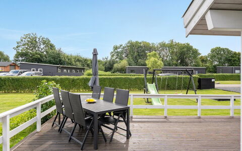 Darja - 300M from the Sea: Dach, Haus, Grundstueck, Zuhause, Hütte, Estate, Gartenbauten, Schatten, Blockhaus, Landscaping