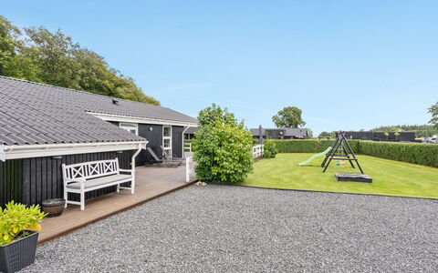 Darja - 300M from the Sea: Dach, Haus, Grundstueck, Zuhause, Hütte, Estate, Gartenbauten, Schatten, Blockhaus, Landscaping