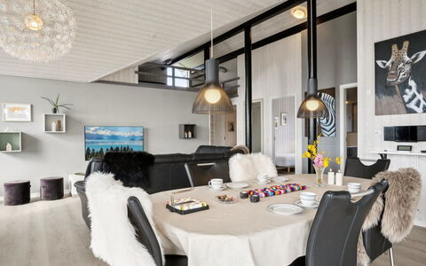 Sylvana - 400M from the Sea: Wohnung, Schatten, Balkon, Stuhl, Zaun, Gartenmöbel, Aluminium, Kunstrasen