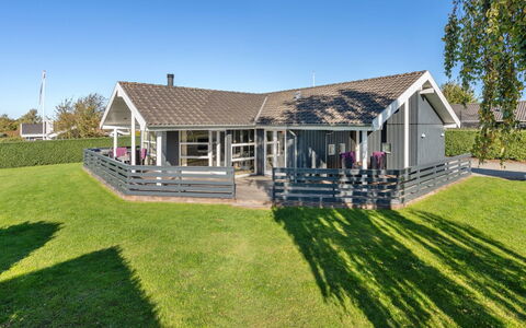 Sylvana - 400M from the Sea: Wohnung, Schatten, Balkon, Stuhl, Zaun, Gartenmöbel, Aluminium, Kunstrasen