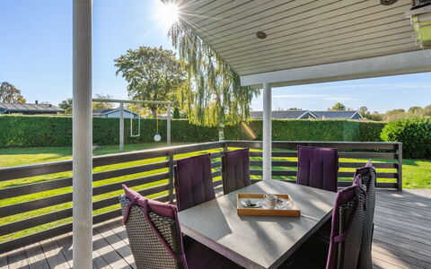 Sylvana - 400M from the Sea: Wohnung, Schatten, Balkon, Stuhl, Zaun, Gartenmöbel, Aluminium, Kunstrasen