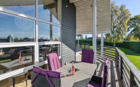 Sylvana - 400M from the Sea: Wohnung, Schatten, Balkon, Stuhl, Zaun, Gartenmöbel, Aluminium, Kunstrasen