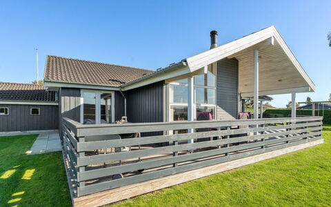 Sylvana - 400M from the Sea: Wohnung, Schatten, Balkon, Stuhl, Zaun, Gartenmöbel, Aluminium, Kunstrasen