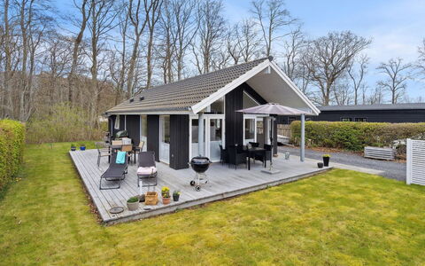 Gunholm - 150M from the Sea: Blau, Strauch, Hütte, Ground, Garten, Estate, Schatten, Landscaping, Bauernhaus, Eco Hotel
