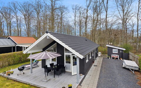 Gunholm - 150M from the Sea: Blau, Strauch, Hütte, Ground, Garten, Estate, Schatten, Landscaping, Bauernhaus, Eco Hotel