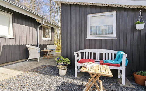 Gunholm - 150M from the Sea: Blau, Strauch, Hütte, Ground, Garten, Estate, Schatten, Landscaping, Bauernhaus, Eco Hotel
