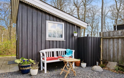 Gunholm - 150M from the Sea: Blau, Strauch, Hütte, Ground, Garten, Estate, Schatten, Landscaping, Bauernhaus, Eco Hotel