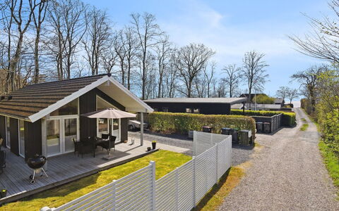 Gunholm - 150M from the Sea: Blau, Strauch, Hütte, Ground, Garten, Estate, Schatten, Landscaping, Bauernhaus, Eco Hotel