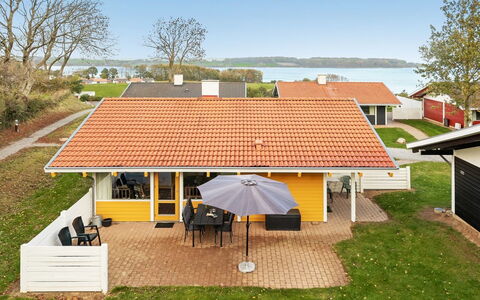 Boris - 500M from the Sea: Wohngebiet, Dach, Vorort, Auffahrt, Estate, Kamin
