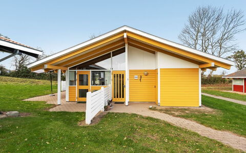 Boris - 500M from the Sea: Wohngebiet, Dach, Vorort, Auffahrt, Estate, Kamin