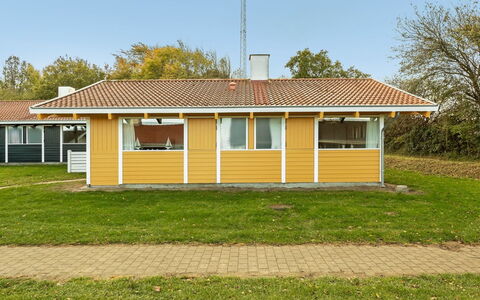 Boris - 500M from the Sea: Wohngebiet, Dach, Vorort, Auffahrt, Estate, Kamin