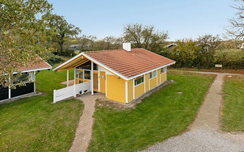 Boris - 500M from the Sea: Wohngebiet, Dach, Vorort, Auffahrt, Estate, Kamin