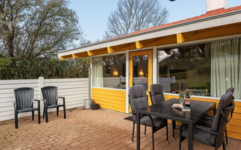 Boris - 500M from the Sea: Wohngebiet, Dach, Vorort, Auffahrt, Estate, Kamin