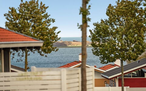 Boris - 500M from the Sea: Wohngebiet, Dach, Vorort, Auffahrt, Estate, Kamin