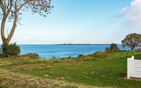 Boris - 500M from the Sea: Wohngebiet, Dach, Vorort, Auffahrt, Estate, Kamin