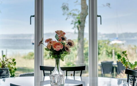 Jeppe - 50M to the Fjord: Möbel, Interior Design, Tabelle, Schnittblumen, Floristik, Esszimmer, Stuhl, Kernstück