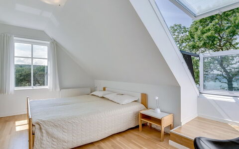 Jeppe - 50M to the Fjord: Interior Design, Holz, Decke, Schlafzimmer, Flooring, Bett, Fussboden, Möbel, Holzboden, Beleuchtung