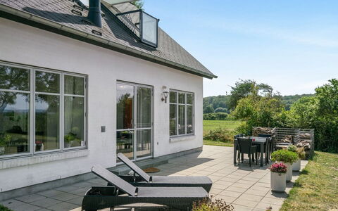Jeppe - 50M to the Fjord: Zuhause, Haus, Dach, Hütte, Wohngebiet, Estate, Tür, Bauernhaus, Garten, Gartenmöbel