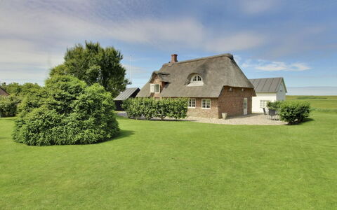 Ingulf - 18Km from the Sea: Blau, Strauch, Hütte, Ground, Garten, Estate, Schatten, Landscaping, Bauernhaus, Eco Hotel