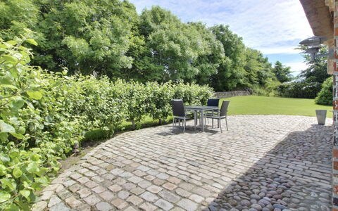 Ingulf - 18Km from the Sea: Blau, Strauch, Hütte, Ground, Garten, Estate, Schatten, Landscaping, Bauernhaus, Eco Hotel