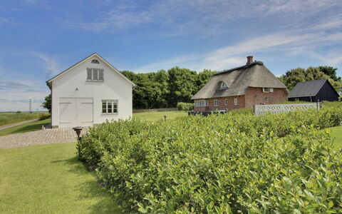 Ingulf - 18Km from the Sea: Blau, Strauch, Hütte, Ground, Garten, Estate, Schatten, Landscaping, Bauernhaus, Eco Hotel