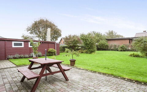 Harrieth - 16Km from the Sea: Blau, Strauch, Hütte, Ground, Garten, Estate, Schatten, Landscaping, Bauernhaus, Eco Hotel